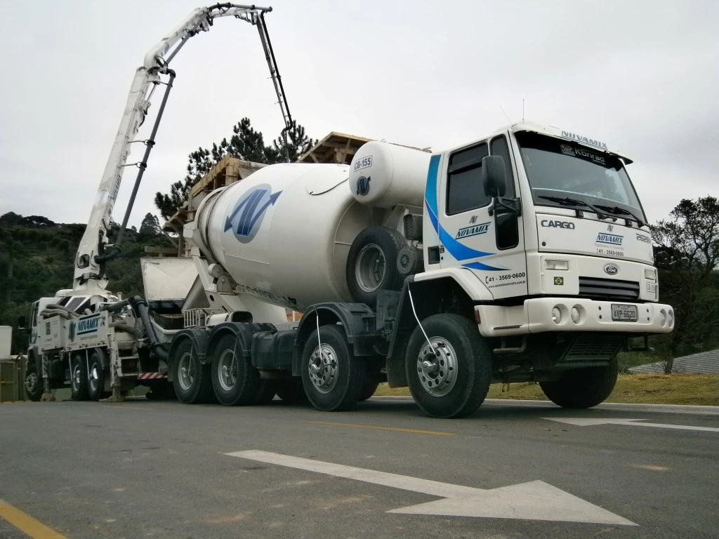 Caminhão-bomba Novamix em estrada