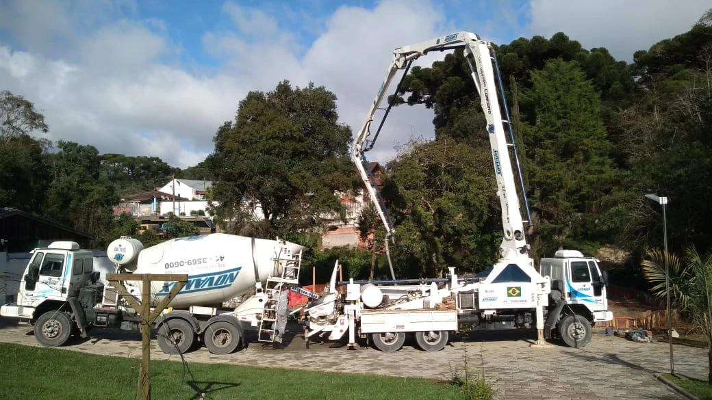 Caminhão-bomba Novamix em um jardim