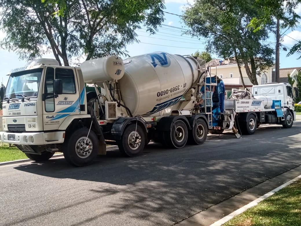 Caminhão betoneira Novamix em uma rua