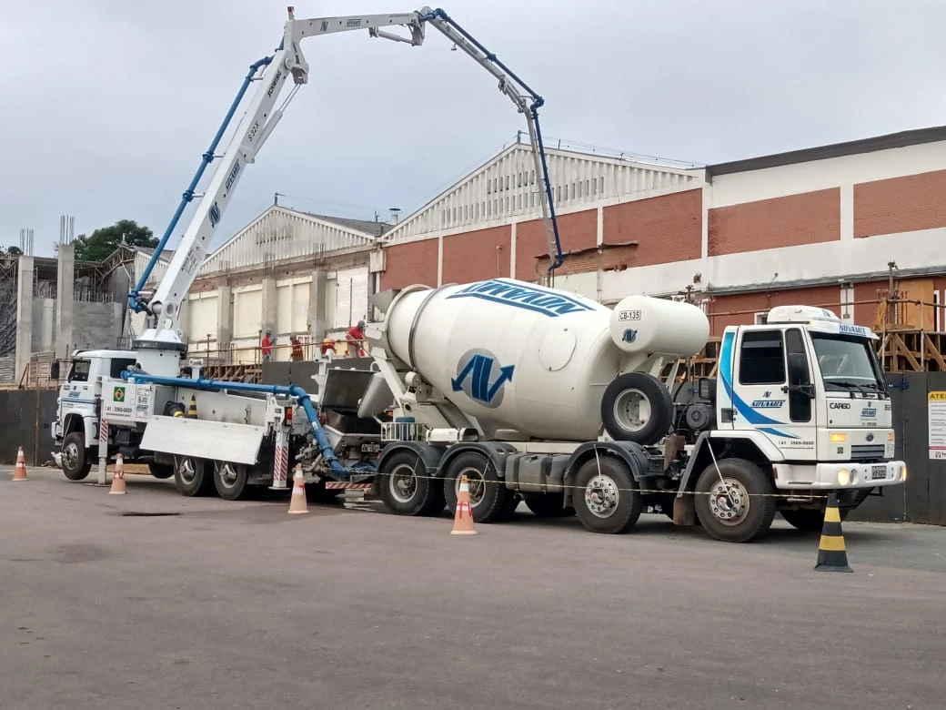Caminhão-bomba Novamix em área industrial