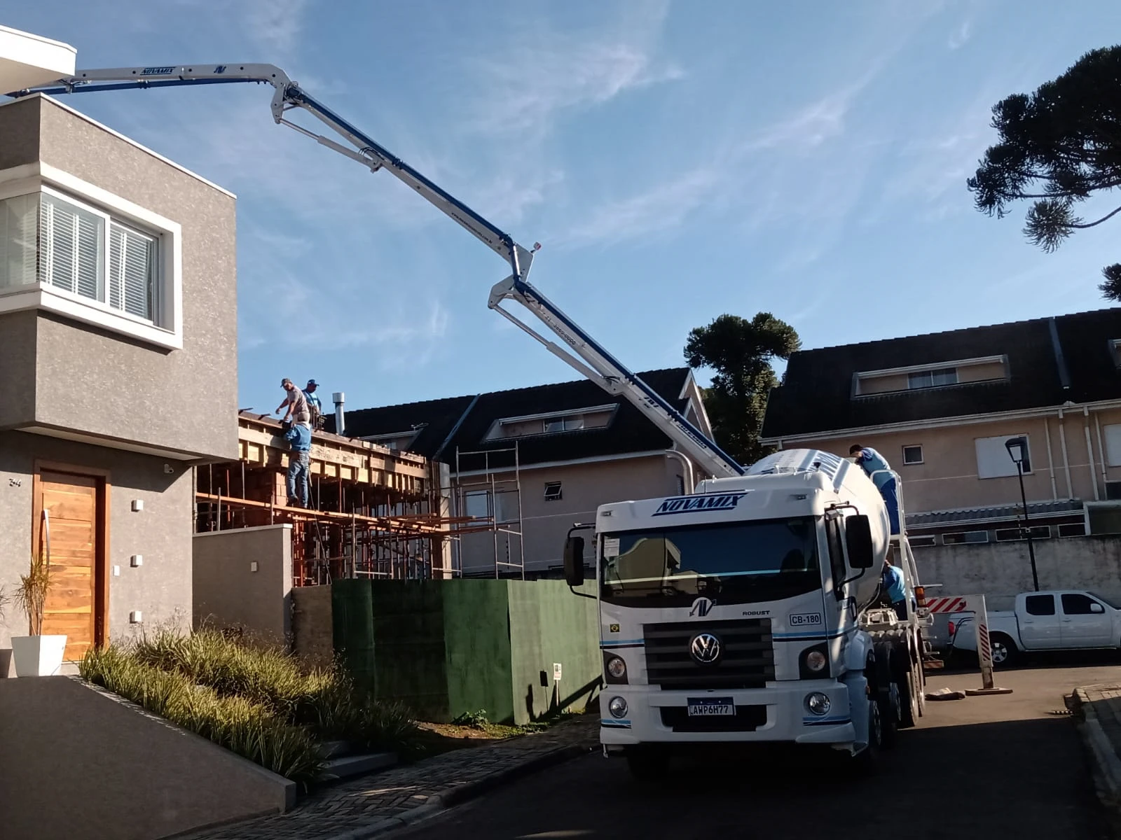 Caminhão Novamix em concretagem residencial