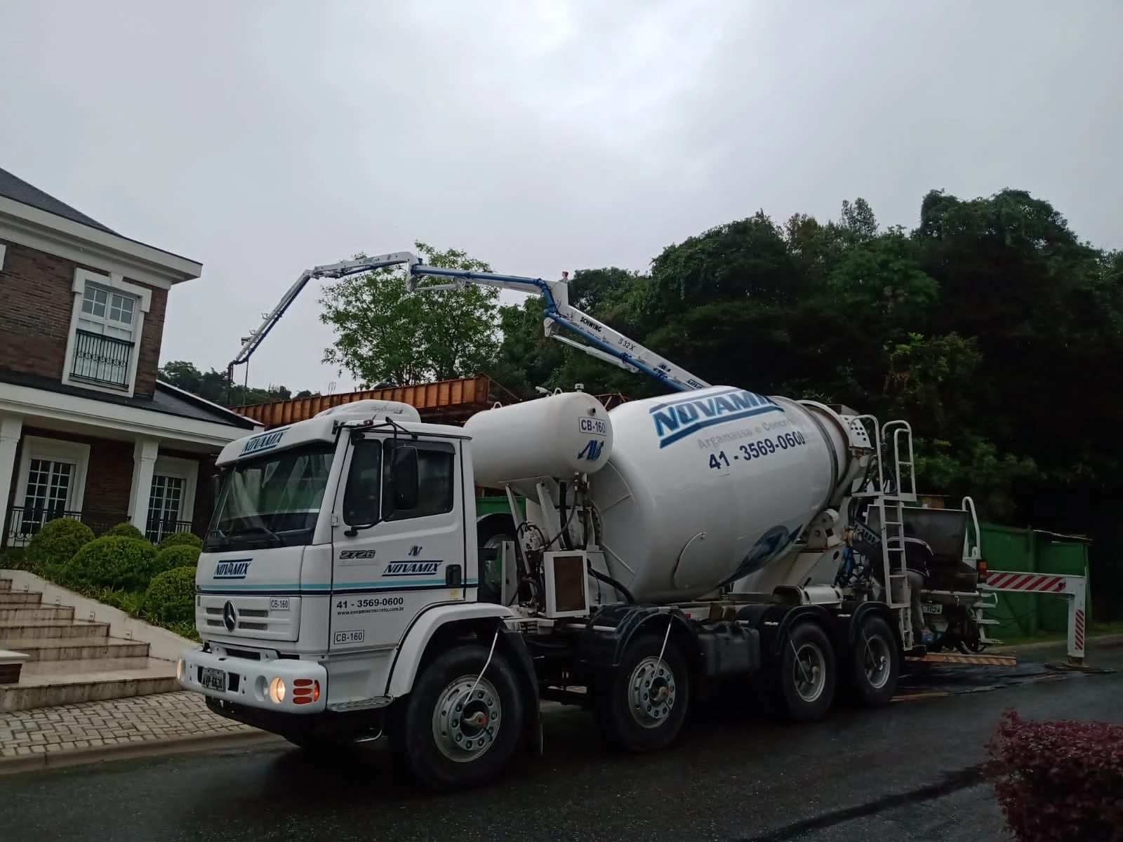 Caminhão-bomba Novamix em uma obra residencial