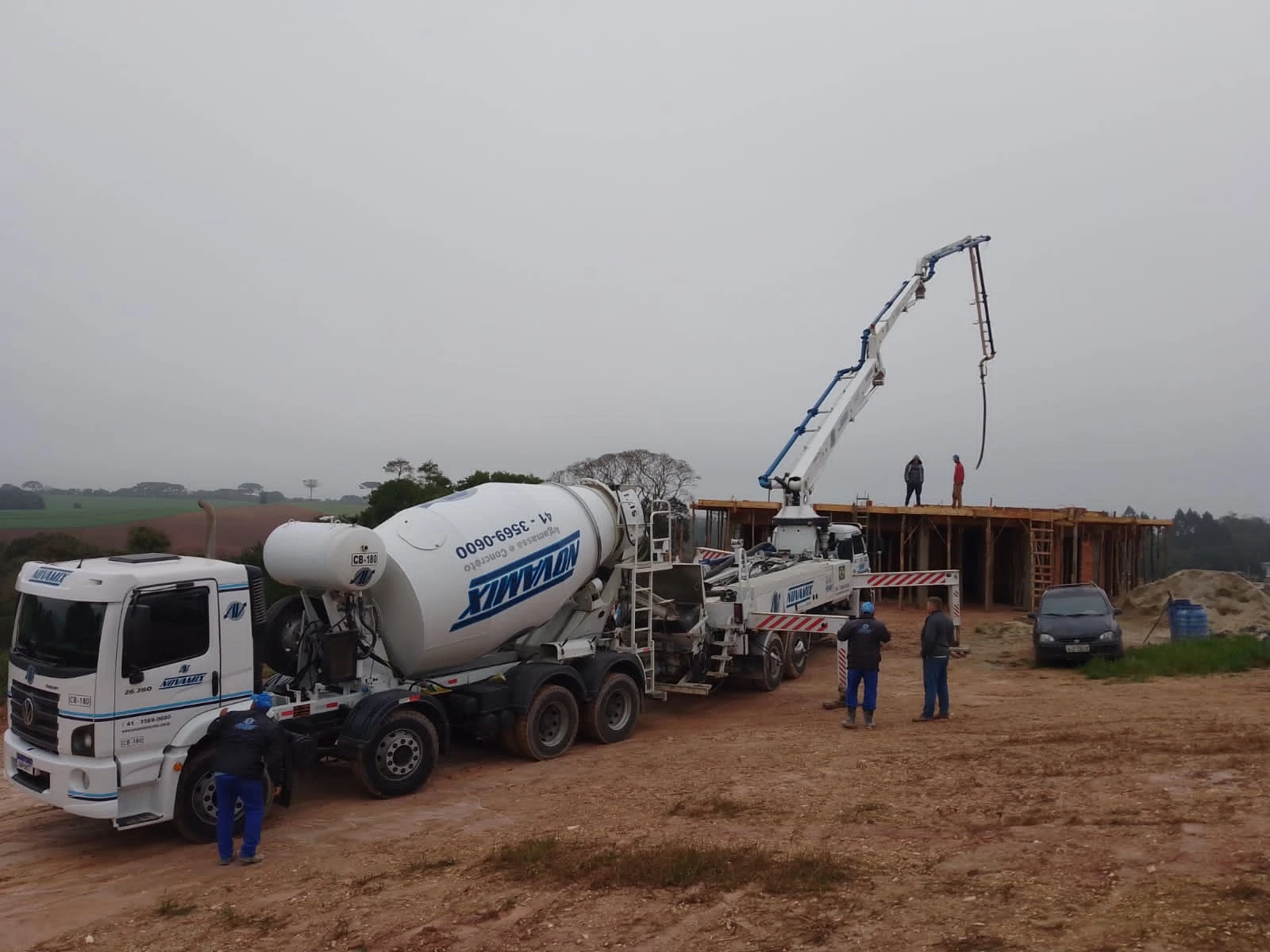 Caminhão Novamix bombeando concreto em uma obra
